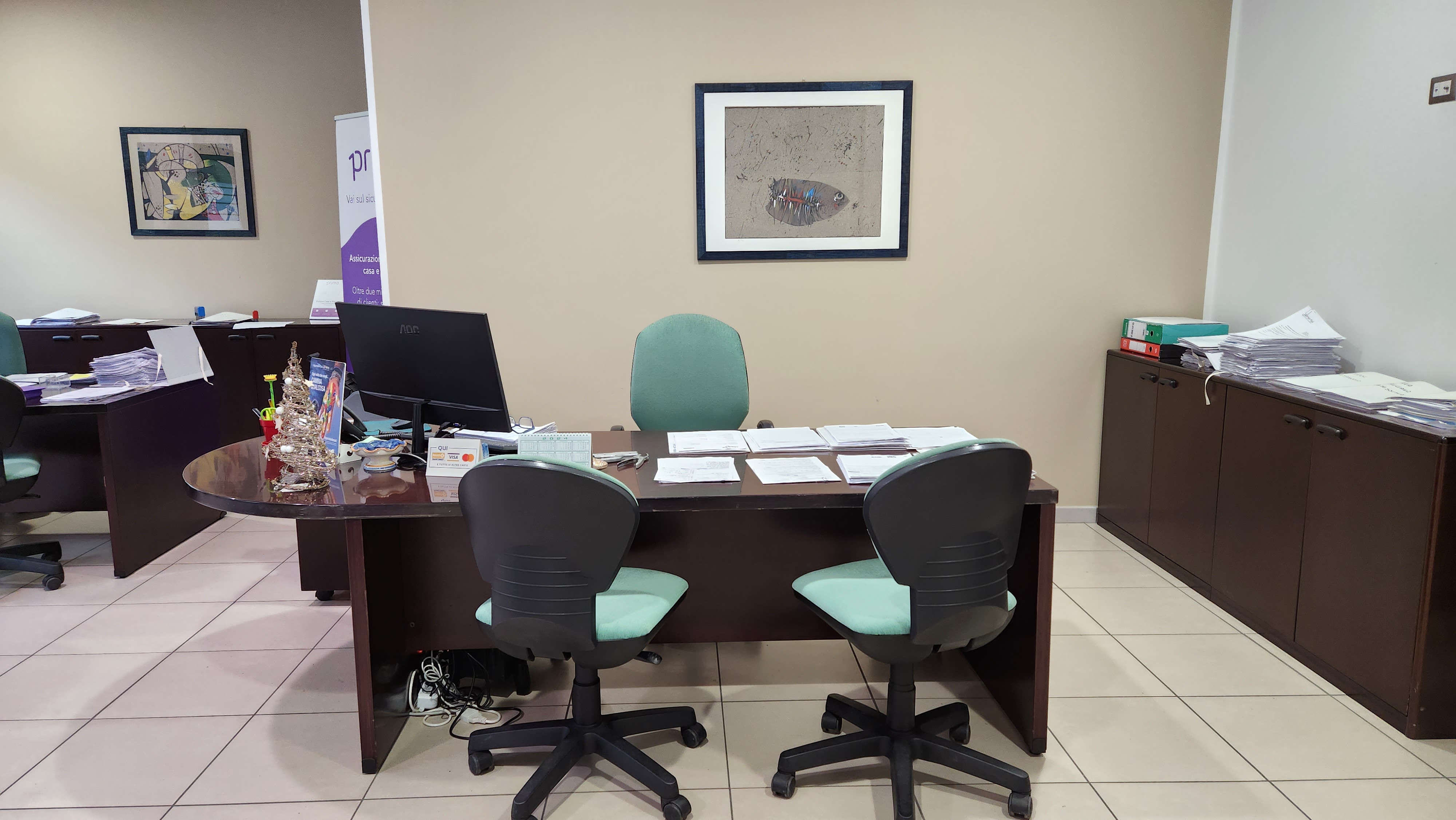 Una postazione di consulenza di Spanò Broker