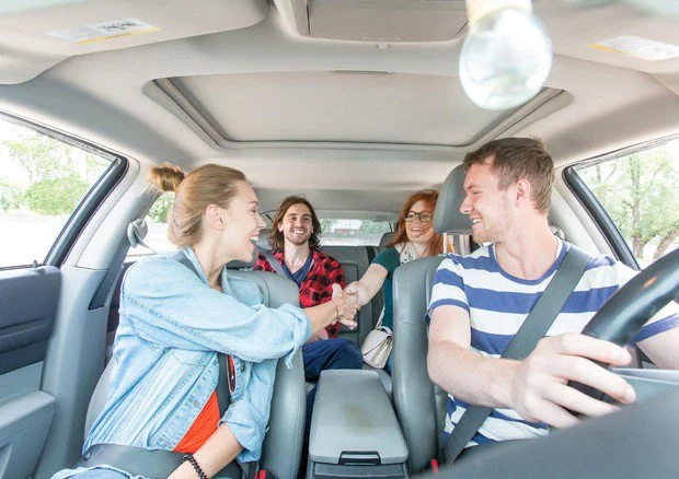 Un gruppo di amici insieme in auto